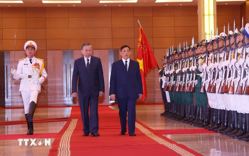 Tổng Bí thư, Chủ tịch nước Tô Lâm và Nhà vua Thái Lan Maha Vajiralongkorn Phra Vajiraklaochaoyuhua duyệt Đội danh dự Quân đội Nhân dân Việt Nam. (Ảnh: Văn Điệp/TTXVN)