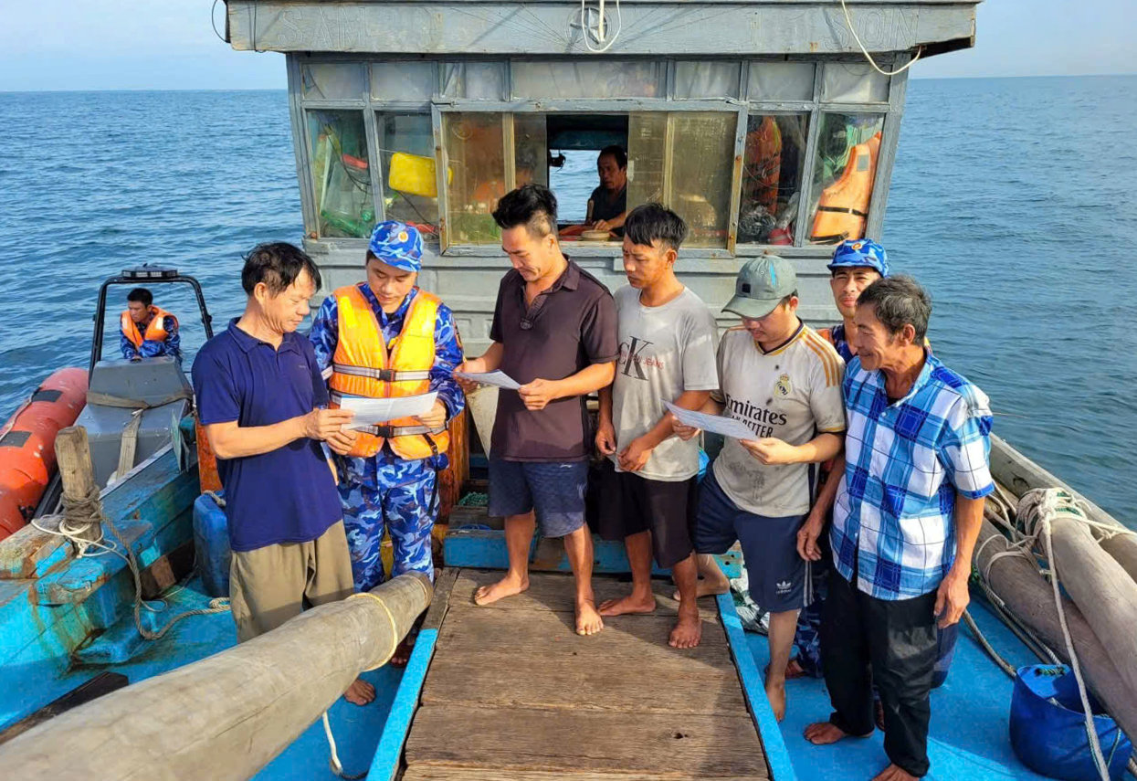 Các tàu làm nhiệm vụ trực trên biển tích cực tuyên truyền IUU cho bà con ngư dân