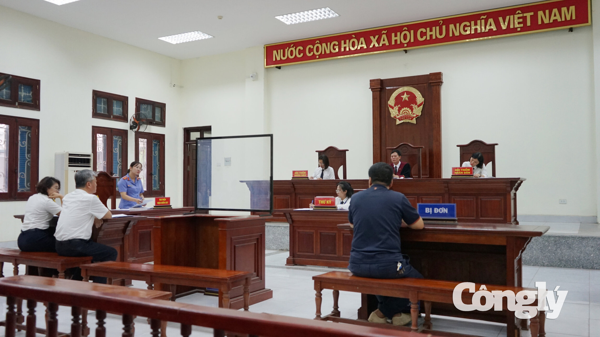 Quang cảnh phiên tòa xét xử sơ thẩm vụ án dân sự công ích về yêu cầu thực hiện nghĩa vụ nộp thuế tại TAND Khu vực 4 - Hà Nội.