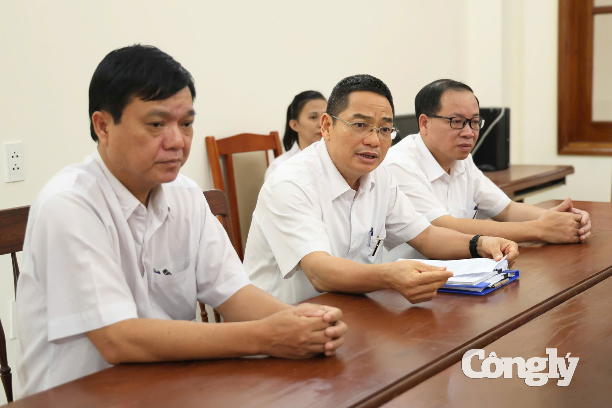 Ông Nguyễn Văn Pho, Phó Bí thư Đảng ủy, Phó Chánh án TAND tỉnh Quảng Ngãi (giữa) đề nghị các đương sự có quyền thực hiện các quyền tố tụng theo quy định của pháp luật, trong đó có quyền kháng cáo đối với bản án, quyết định của Tòa án theo trình tự luật định.
