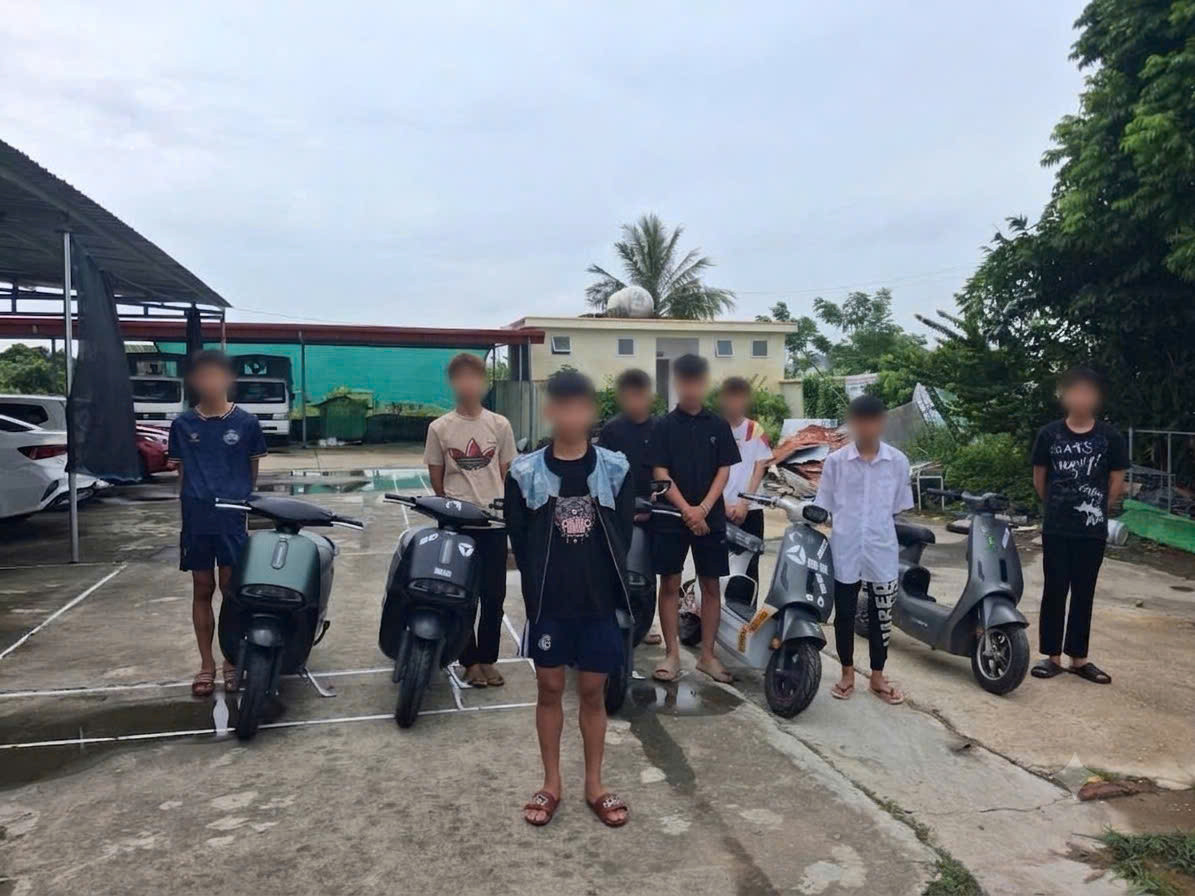 9 thanh thiếu niên lái xe máy điện lạng lách