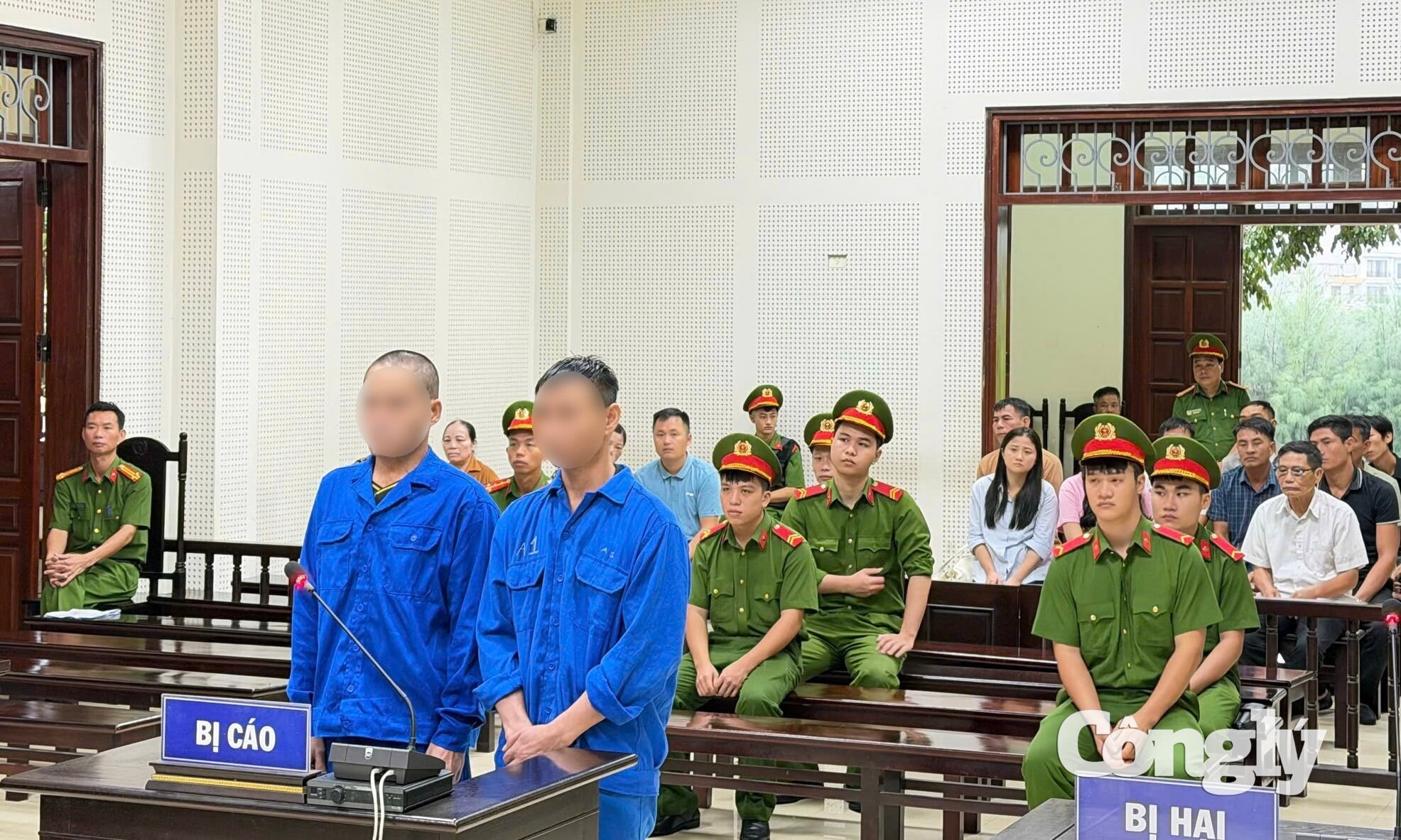  Hai bị cáo Lê Văn Khẹt và Nguyễn Quốc Toàn tại phiên tòa xét xử.