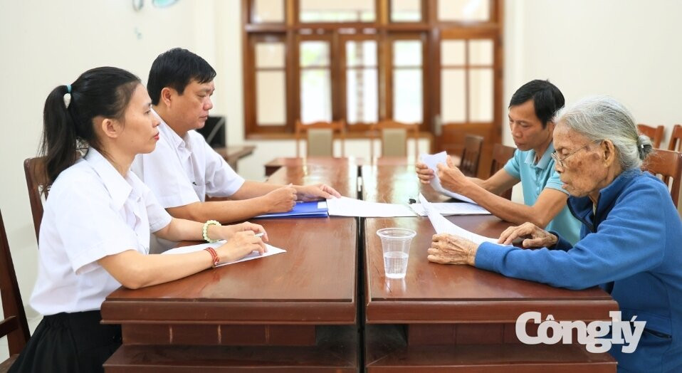TAND tỉnh Quảng Ngãi tổ chức tống đạt công khai văn bản tố tụng liên quan đến yêu cầu bồi thường của bà Lâm Thị Bông.