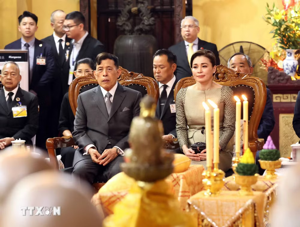 ttxvn-nha-vua-thai-lan-va-hoang-hau-tham-chua-quan-su-va-du-le-cau-an-2.jpg