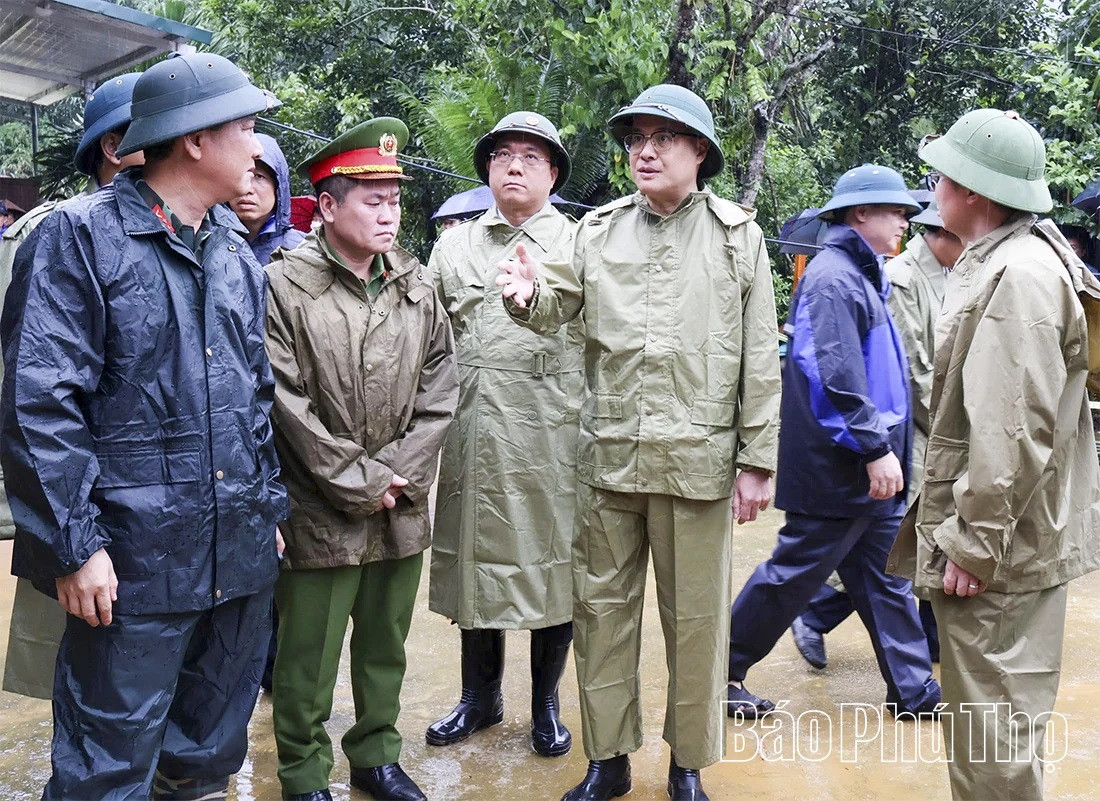 Bạn có thể viết gọn, tự nhiên hơn như sau Các đồng chí lãnh đạo tỉnh Phú Thọ: Bí thư Tỉnh ủy Phạm Đại Dương, Chủ tịch UBND tỉnh Trần Duy Đông chỉ đạo công tác khắc phục hậu quả thiên tai do mưa lũ gây ra tại xã Đà Bắc.