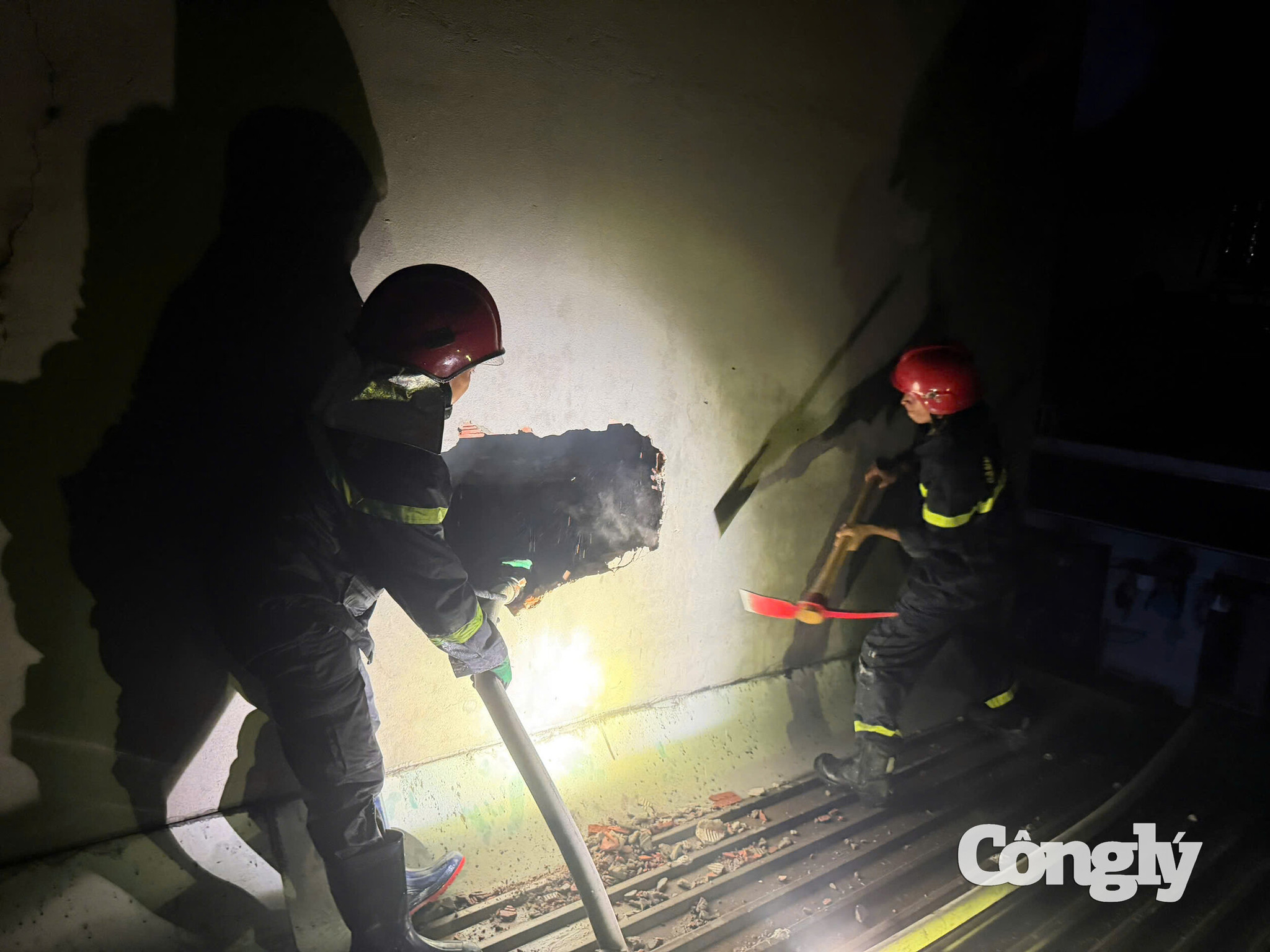 Cảnh sát triển khai cứu nạn tại hiện trường vụ cháy.