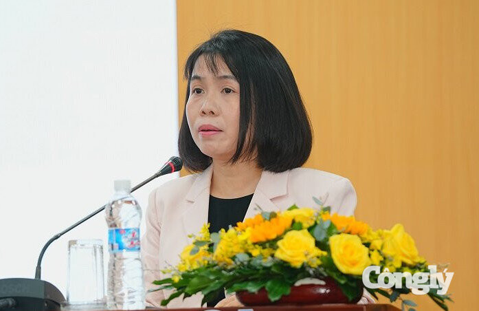 Bà Lý Thu Thủy - Trưởng phòng Quản lý, giám sát bảo hiểm nhân thọ thuộc Cục Quản lý, giám sát bảo hiểm, Bộ Tài chính phát biểu.