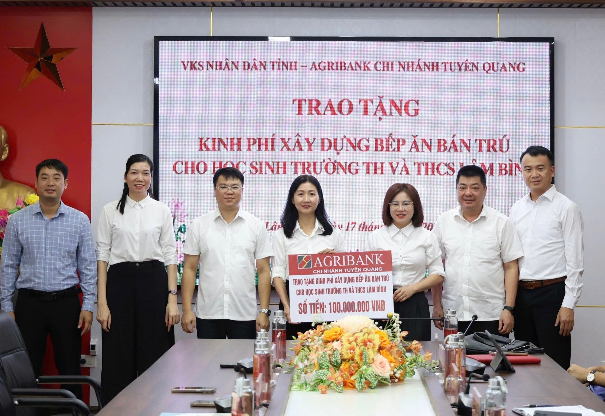 Agribank Chi nhánh Tuyên Quang trao tặng kinh phí hỗ trợ cho Trường Tiểu học và THCS Lâm Bình