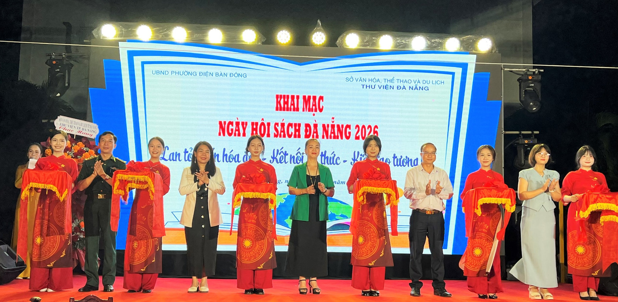 Các đại biểu thực hiện nghi thức khai mạc Ngày hội Sách Đà Nẵng 2026 với chủ đề “Lan tỏa văn hóa đọc – Kết nối tri thức – Kiến tạo tương lai”.
