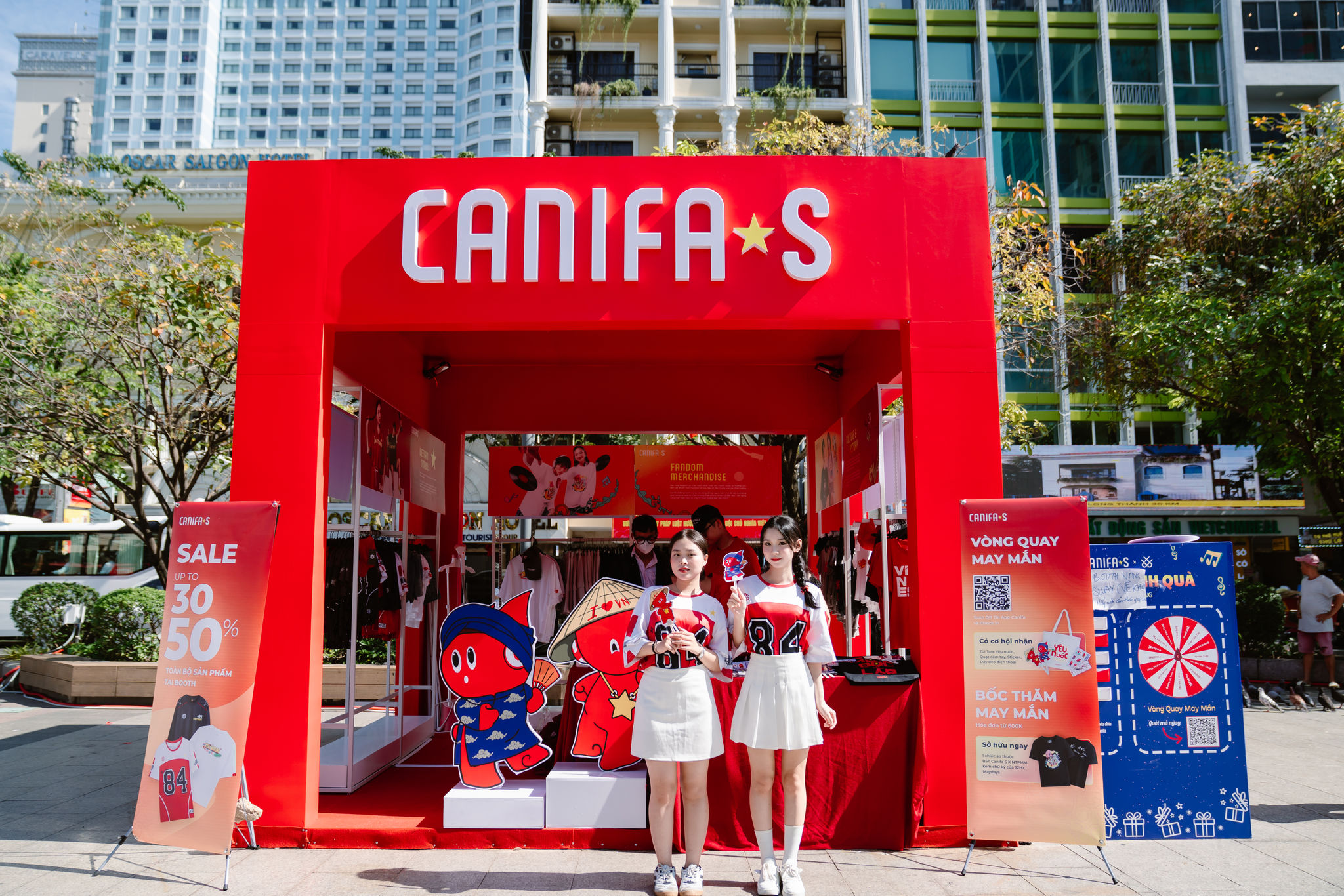 Hình ảnh booth Nhà tài trợ đặt tại chuỗi hoạt động Concert Vạn Xuân Awards 2025 tại Phố đi bộ Nguyễn Huệ - Thành phố Hồ Chí Minh (1)