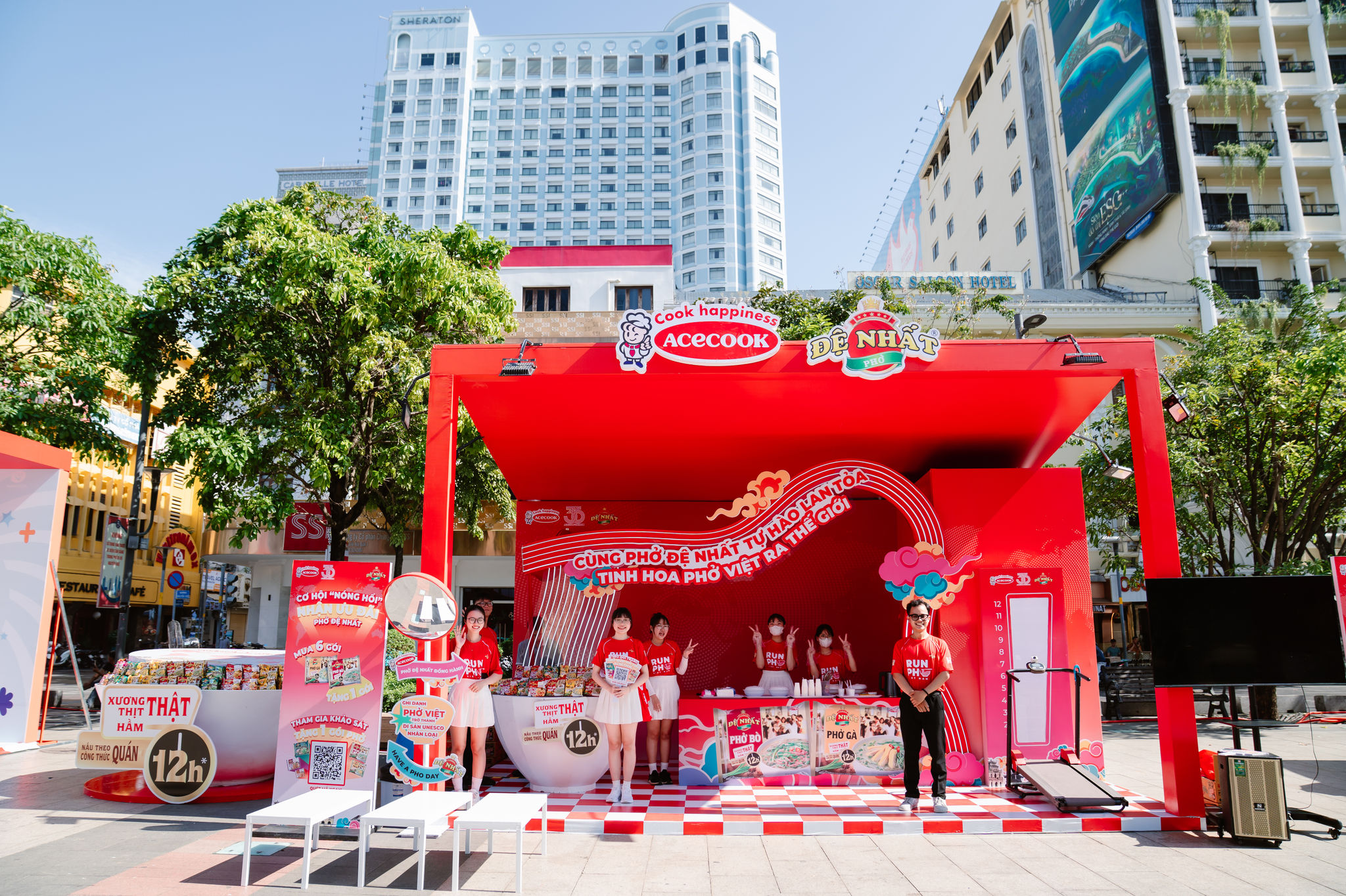 Hình ảnh booth Nhà tài trợ đặt tại chuỗi hoạt động Concert Vạn Xuân Awards 2025 tại Phố đi bộ Nguyễn Huệ - Thành phố Hồ Chí Minh