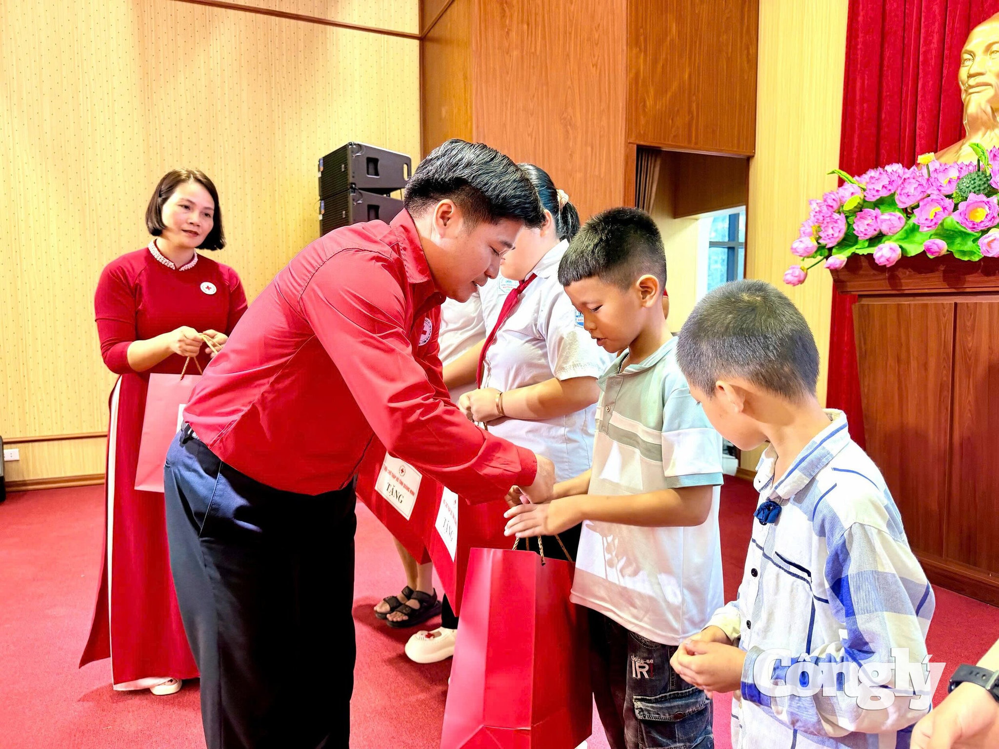 Hội Chữ thập đỏ trao quà cho trẻ em có hoàn cảnh đặc biệt, góp phần động viên các em vươn lên trong học tập và cuộc sống.