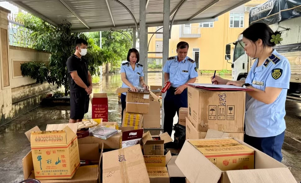 Hàng trăm bánh nướng, chai rượu cùng nhiều loại thực phẩm không có hóa đơn, chứng từ chứng minh nguồn gốc.