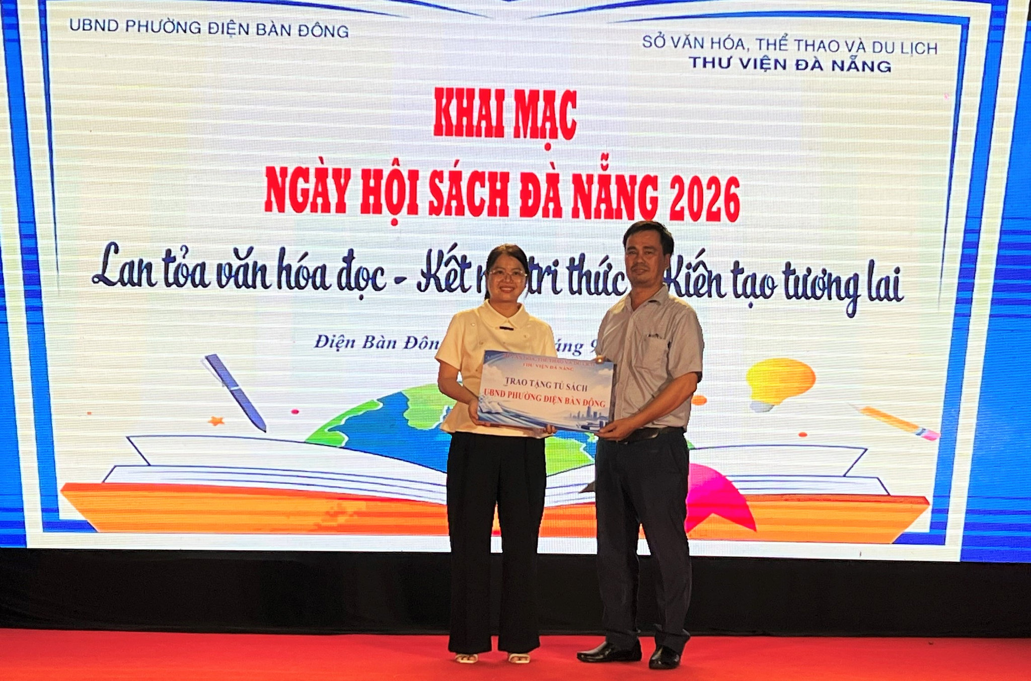 Trao tặng tủ sách