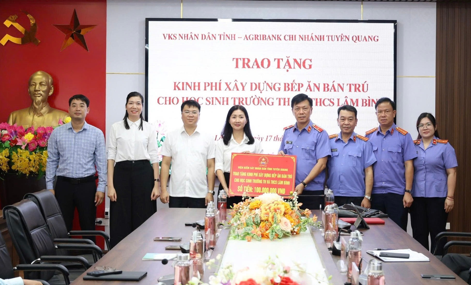 Viện Kiểm sát nhân dân tỉnh Tuyên Quang trao tặng số tiền 100 triệu đồng cho Trường Tiểu học và THCS Lâm Bình