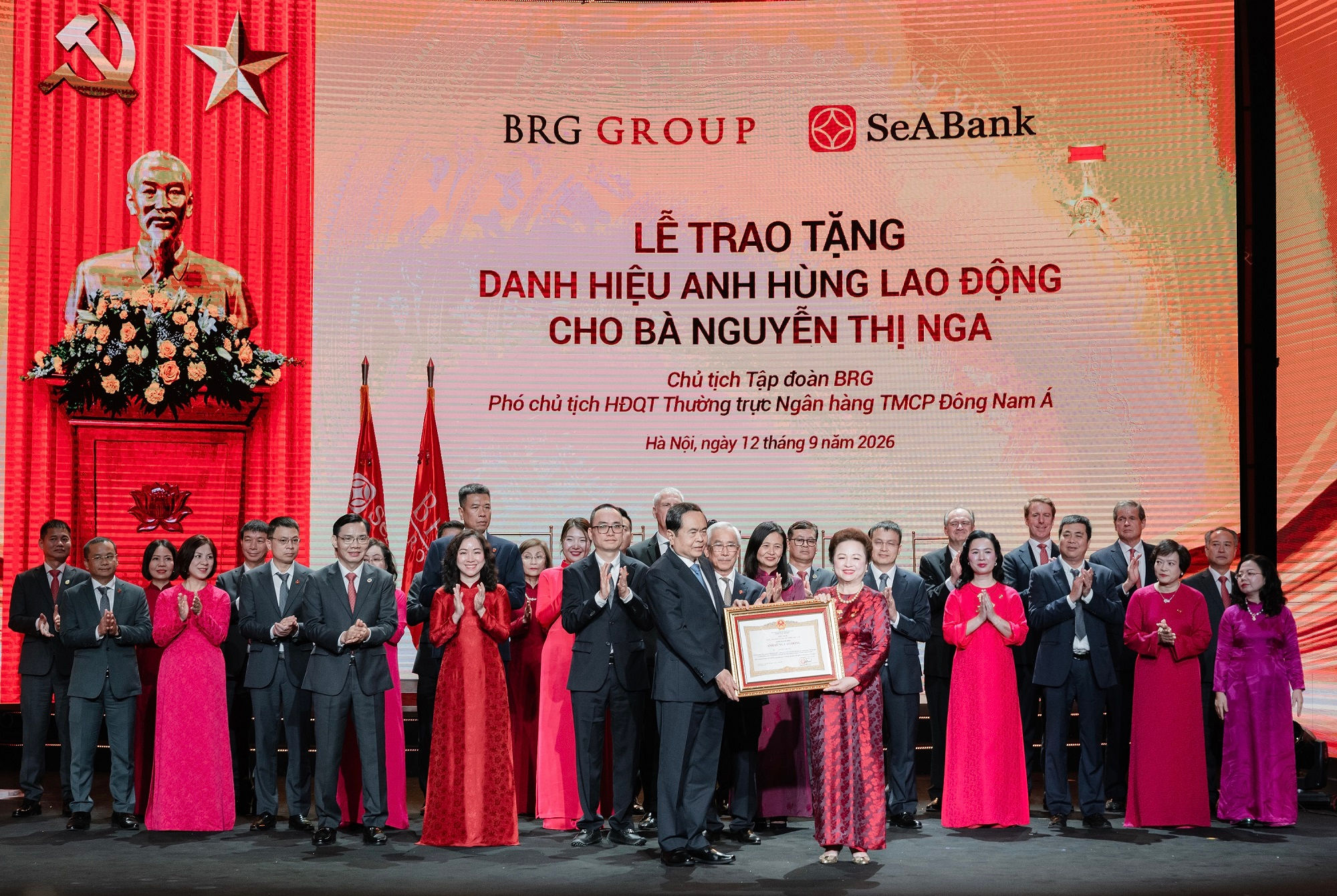 01. Madame Nguyễn Thị Nga đón nhận danh hiệu Anh hùng Lao động