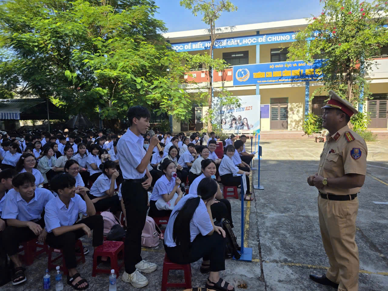 Học sinh được hướng dẫn kiến thức và kỹ năng tham gia giao thông an toàn tại trường học. (Ảnh: CA)