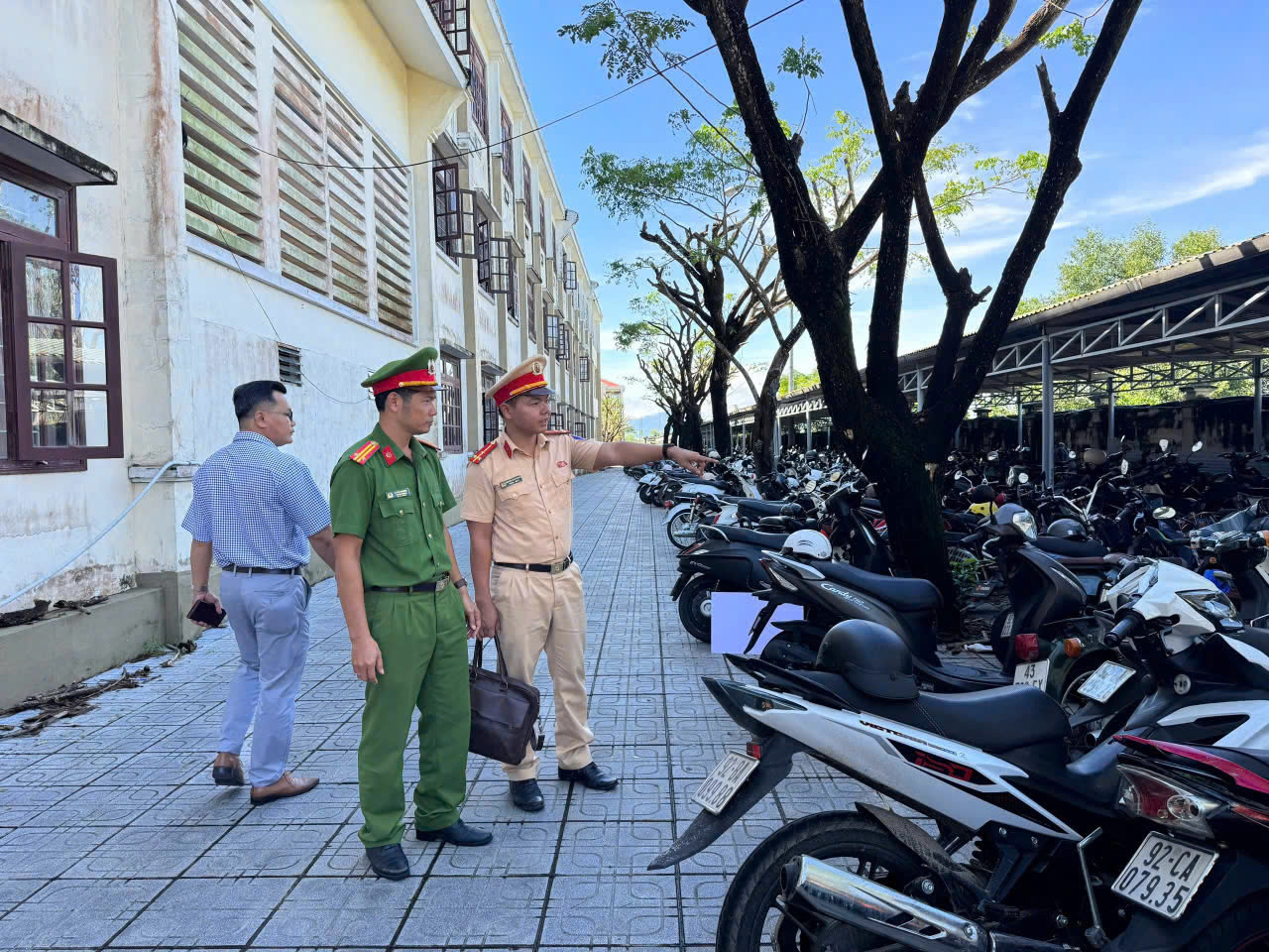 CSGT Đà Nẵng kiểm tra phương tiện tại nhà xe trường học, góp phần bảo đảm an toàn giao thông cho học sinh. (Ảnh: CA)