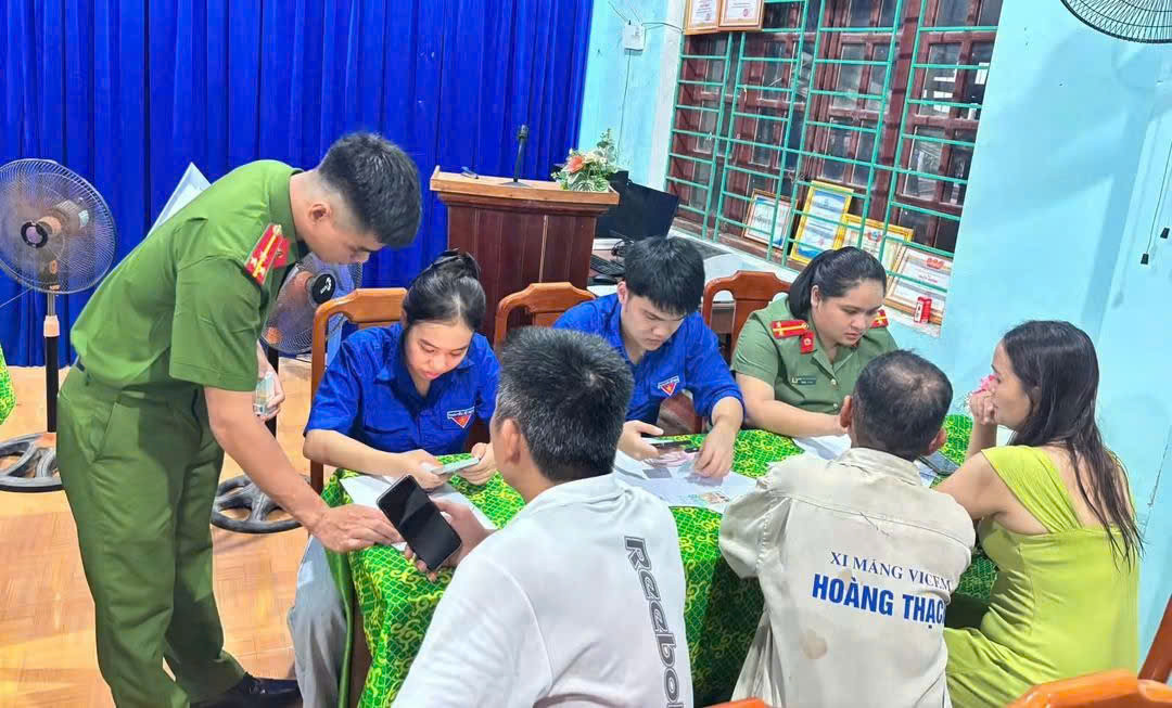 Lực lượng Công an và đoàn viên thanh niên hướng dẫn người dân thao tác trên VNeID. (Ảnh: CA)