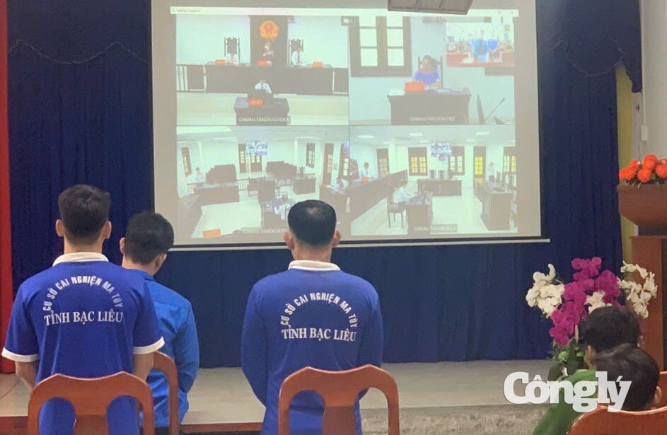 Các bị cáo Mai Bảo Trường, Lưu Thế Quân và Sơn Duy Nam (điểm cầu Cơ sở cai nghiện ma túy số 2 tỉnh Cà Mau)