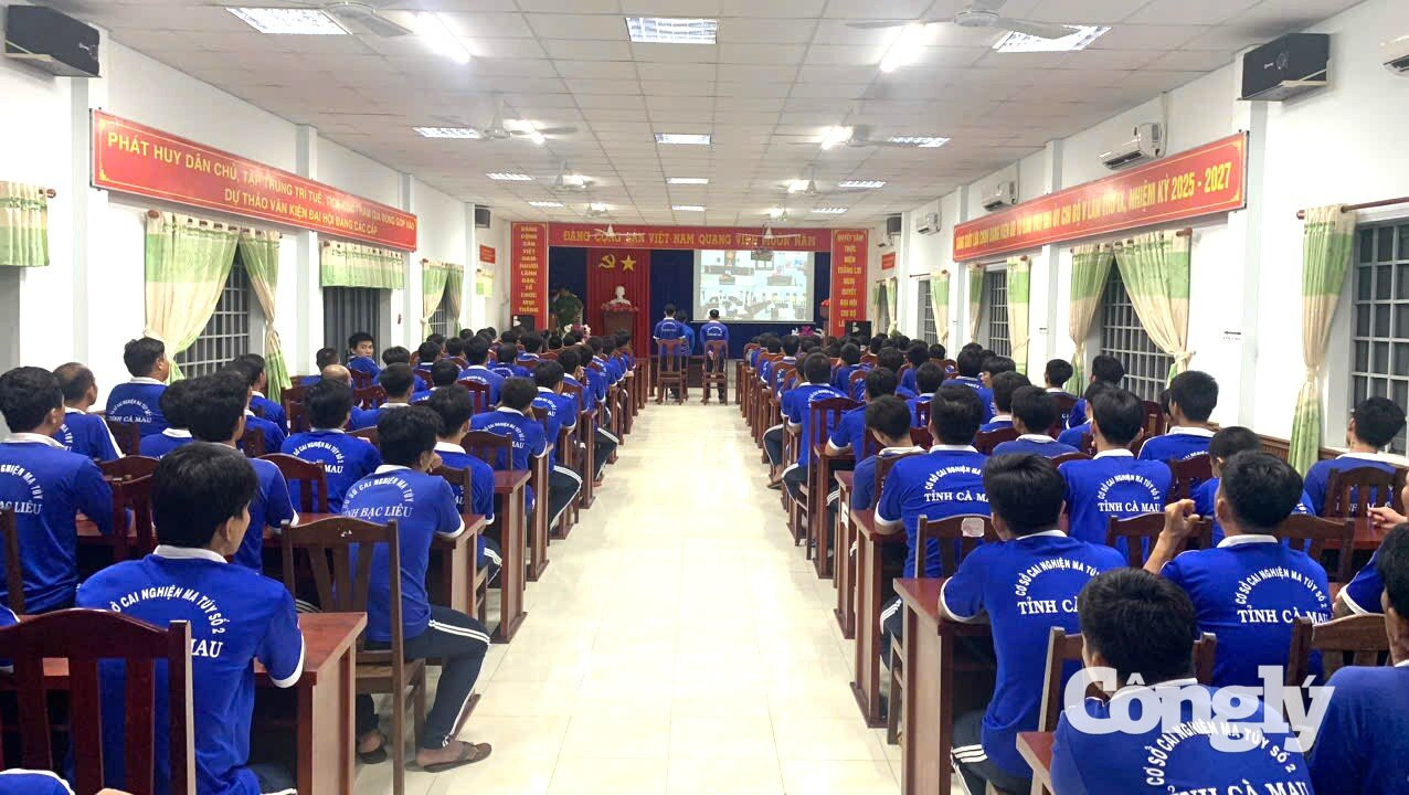 Quang cảnh các bị cáo tại điểm cầu Cơ sở cai nghiện ma túy số 2 tỉnh Cà Mau