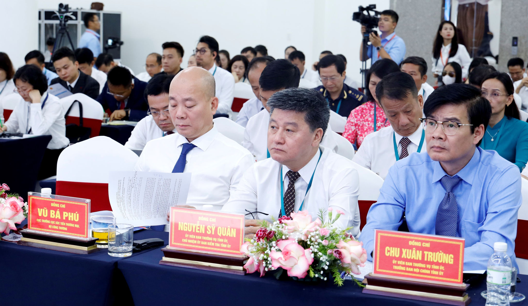 Đồng chí Vũ Bá Phú, Cục trưởng Cục xúc tiến thương mại, Bộ công thương và các đồng chí trong Ban Thường vụ Tỉnhvu tham dự Hội nghị nghị.
