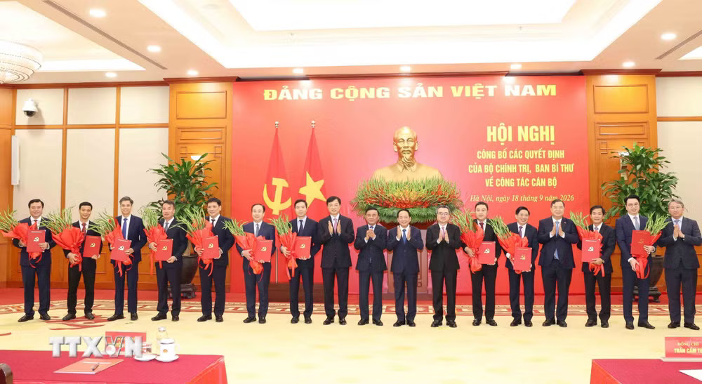 ttxvn-cong-bo-cac-quyet-dinh-cua-bo-chinh-tri-ban-bi-thu-ve-cong-tac-can-bo-1809-3.jpg