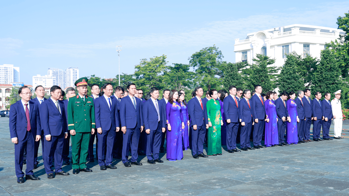  Đoàn đại biểu tỉnh dâng hoa, dâng hương tại Đài tưởng niệm các Anh hùng liệt sĩ tỉnh, phường Bắc Giang.