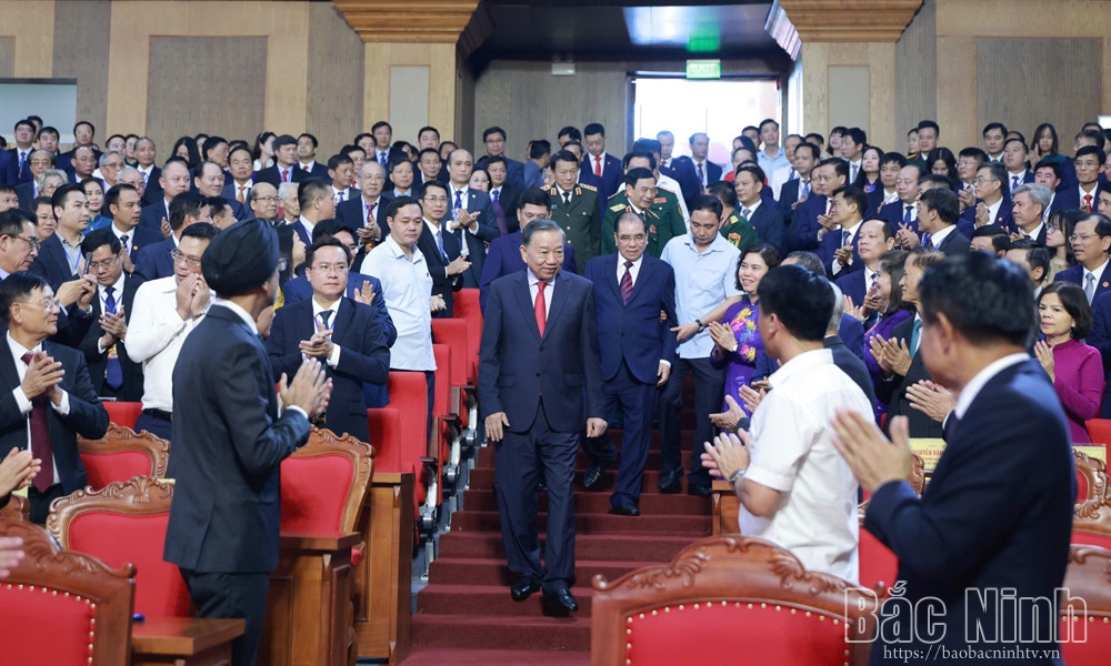  Cùng dự buổi lễ có các đồng chí: Nguyên Tổng Bí thư Nông Đức Mạnh; các đồng chí Ủy viên Bộ Chính trị, nguyên Ủy viên Bộ Chính trị; lãnh đạo, nguyên lãnh đạo Quốc hội, Chính phủ, MTTQ Việt Nam; các đồng chí Ủy viên Trung ương Đảng, nguyên Ủy viên Trung ương Đảng; lãnh đạo các ban, bộ, ngành Trung ương, lãnh đạo các tỉnh, thành phố trong cả nước; các đại sứ, tổ chức quốc tế tại Việt Nam, các đối tác nước ngoài tại Việt Nam, các địa phương nước ngoài có quan hệ mật thiết, kết nghĩa với Bắc Ninh.