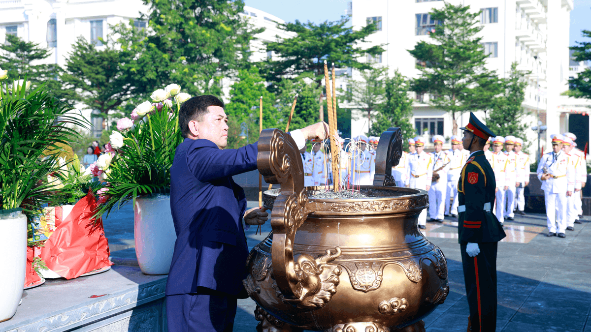 Bí thư Tỉnh ủy Nguyễn Hồng Thái dâng hương các Anh hùng liệt sĩ tại Đài tưởng niệm các Anh hùng liệt sĩ tỉnh, phường Bắc Giang. 