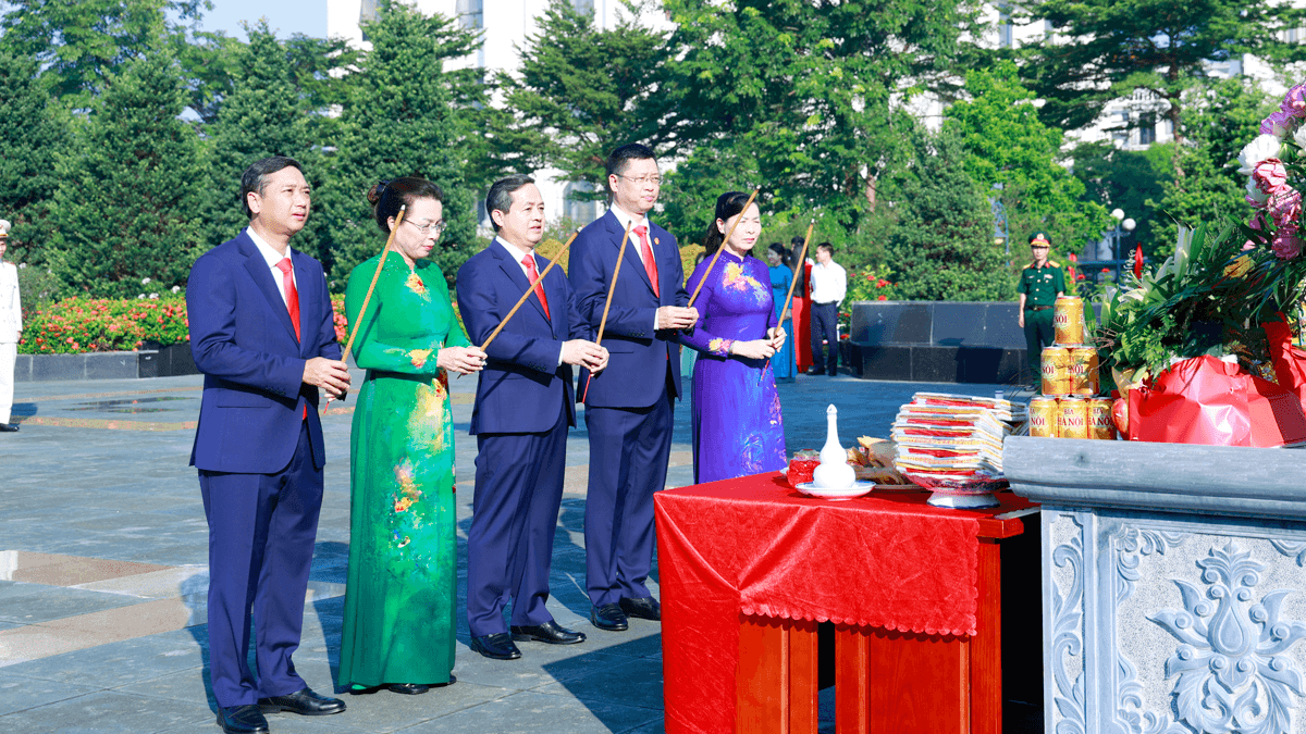 Từ trái sang: Phó Bí thư Tỉnh ủy, Chủ tịch HĐND tỉnh Nguyễn Việt Oanh; Phó Bí thư Thường trực Tỉnh ủy, Trưởng Đoàn đại biểu Quốc hội tỉnh Nguyễn Thị Hương; Phó Bí thư Tỉnh ủy, Chủ tịch UBND tỉnh Phạm Hoàng Sơn; Phó Bí thư Tỉnh ủy Trần Huy Phương, Chủ tịch Ủy ban MTTQ tỉnh Nguyễn Thị Hà dâng hương tại Đài tưởng niệm các Anh hùng liệt sĩ tỉnh, phường Bắc Giang.