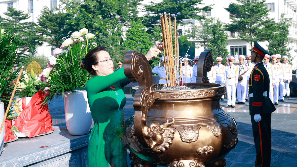  Phó Bí thư Thường trực Tỉnh ủy, Trưởng Đoàn đại biểu Quốc hội tỉnh Nguyễn Thị Hương dâng hương các Anh hùng liệt sĩ tại Đài tưởng niệm các Anh hùng liệt sĩ tỉnh, phường Bắc Giang.