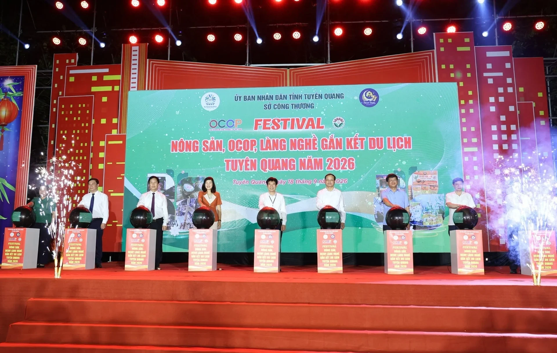Các đại biểu nhấn nút khai mạc Festival nông sản, OCOP, làng nghề gắn kết du lịch - Tuyên Quang năm 2026.