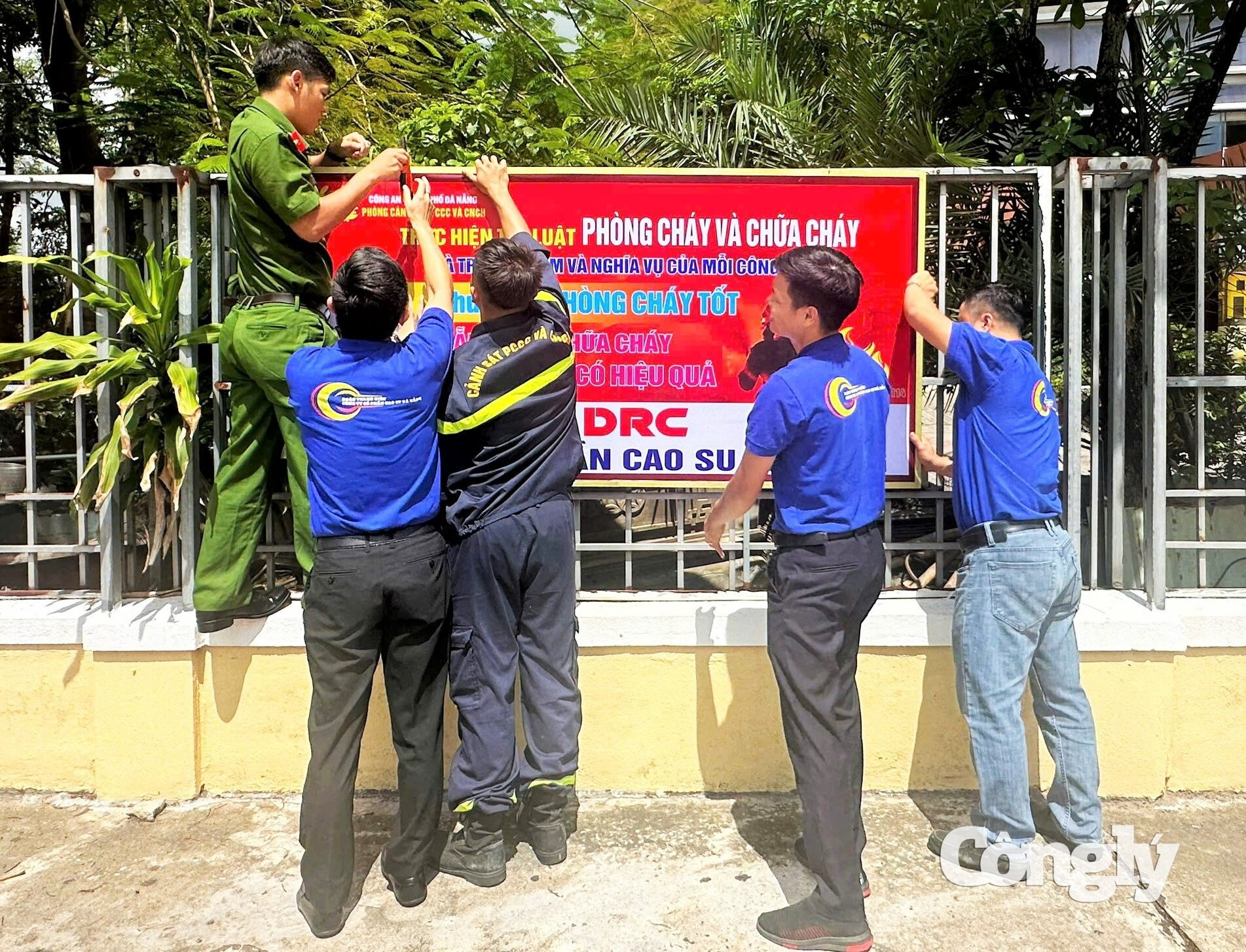Đoàn cơ sở Phòng Cảnh sát PCCC và CNCH Công an TP Đà Nẵng triển khai tuyên truyền PCCC và CNCH bằng pano vào sáng nay (19-9)