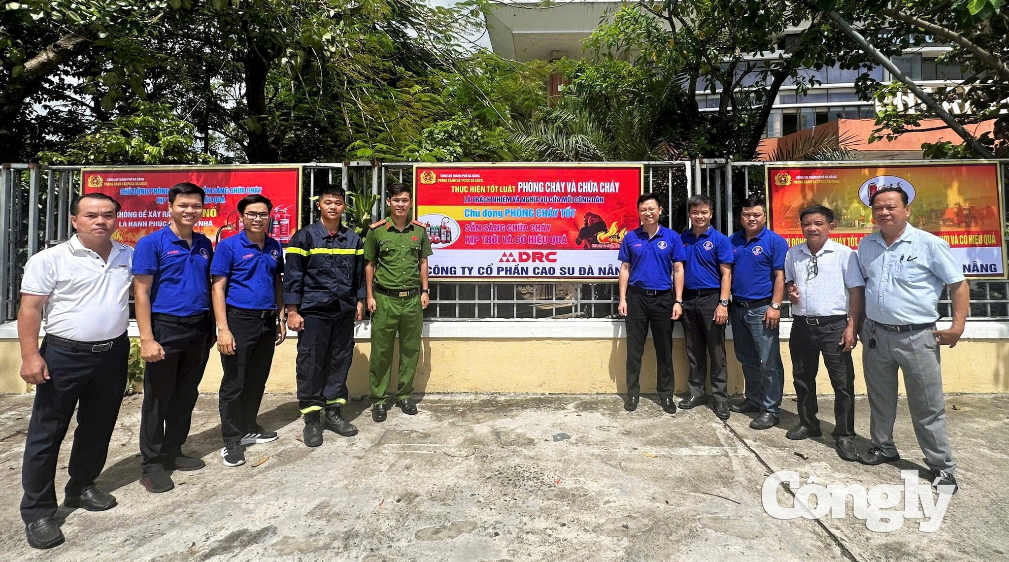 Hoạt động tuyên truyền PCCC và CNCH bằng pano được triển khai với sự đồng hành của Công ty Cổ phần Cao su Đà Nẵng (DRC).