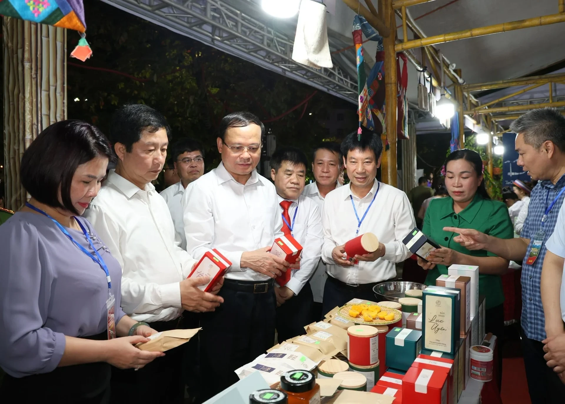 Ông Nguyễn Xuân Định, Phó Chủ tịch Trung ương Hội Nông dân Việt Nam cùng lãnh đạo tỉnh Tuyên Quang tham quan gian hàng tại Festival nông sản, OCOP, làng nghề gắn kết du lịch - Tuyên Quang năm 2026.