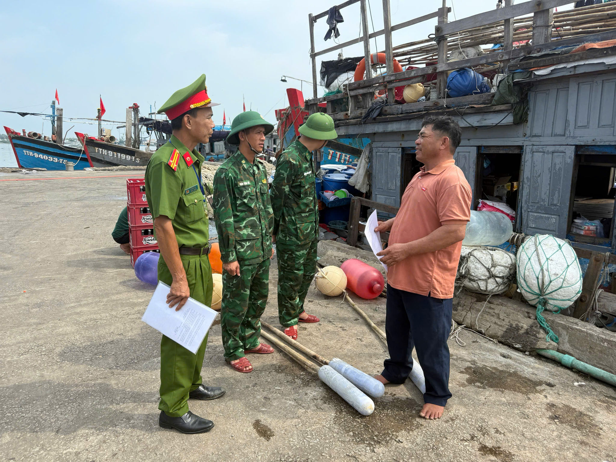 tàu thuyền neo đậu (1)