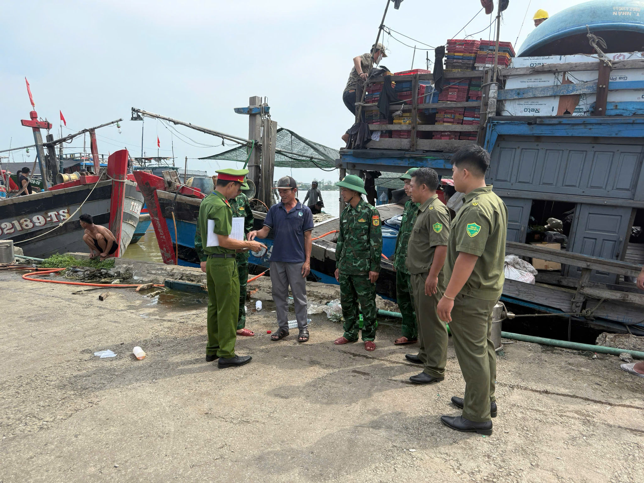 tàu thuyền neo đậu (4)