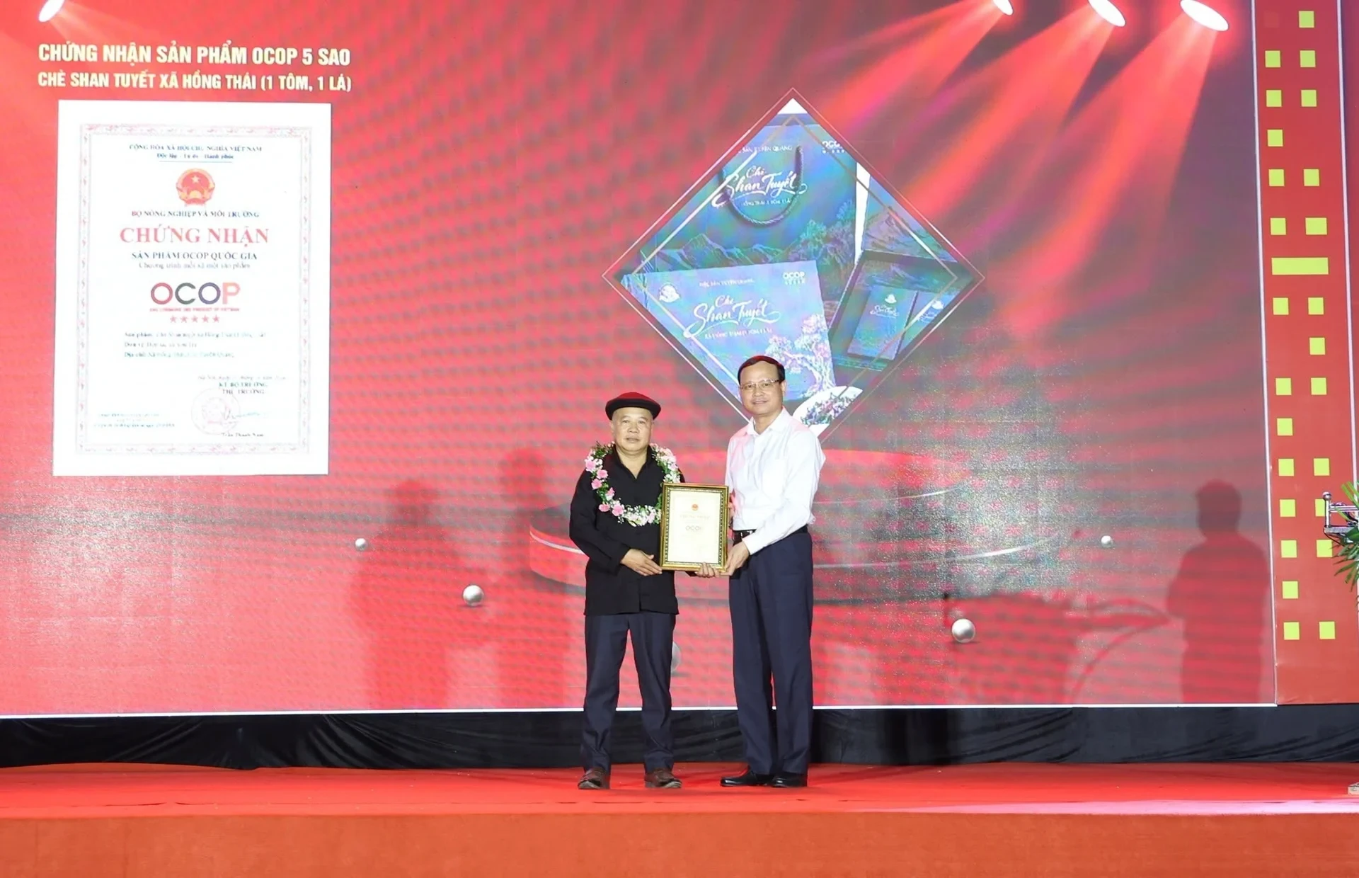 Ông Nguyễn Mạnh Tuấn - Ủy viên Ban Thường vụ Tỉnh ủy, Phó Chủ tịch Thường trực UBND tỉnh Tuyên Quang trao chứng nhận sản phẩm đạt OCOP 5 sao cấp Quốc gia cho đại diện Hợp tác xã Sơn Trà với sản phẩm Trà Shan tuyết Hồng Thái.