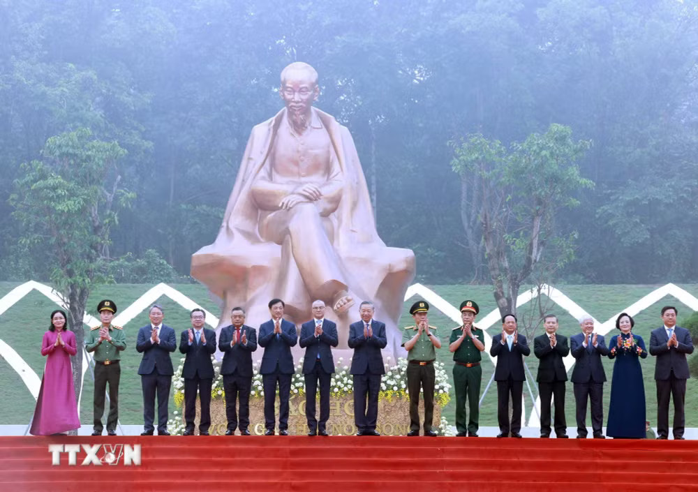 Tổng Bí thư, Chủ tịch nước Tô Lâm và các đại biểu tại Lễ khánh thành Tượng đài “Bác Hồ với Ngày hội non sông”. (Ảnh: Thống Nhất/TTXVN) ttxvn-1909-tong-bi-thu-chu-tich-nuoc-khanh-thanh-tuong-dai-bac-ho-voi-non-song-6.jpg
