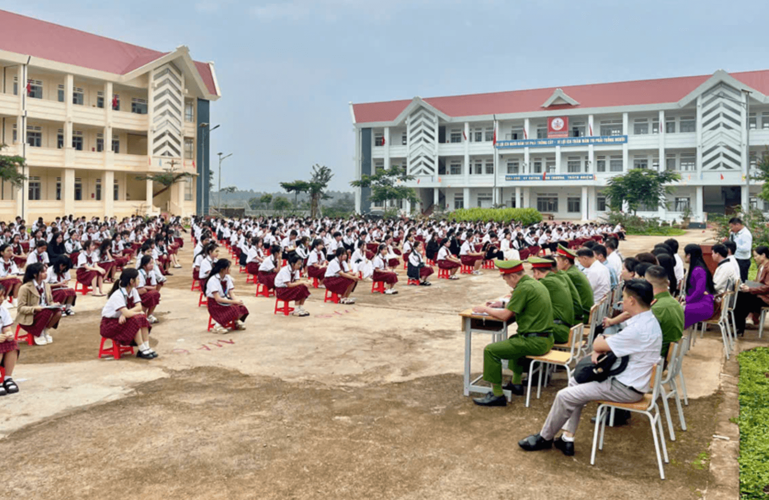 Công an xã Ea Drông đẩy mạnh tuyên truyền pháp luật tại trường học