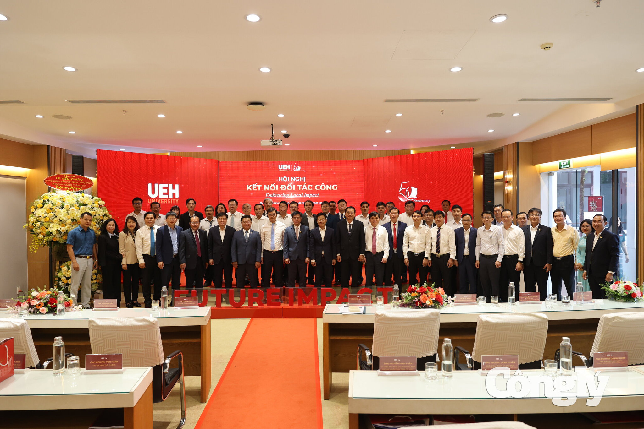 Đại biểu chụp ảnh lưu niệm