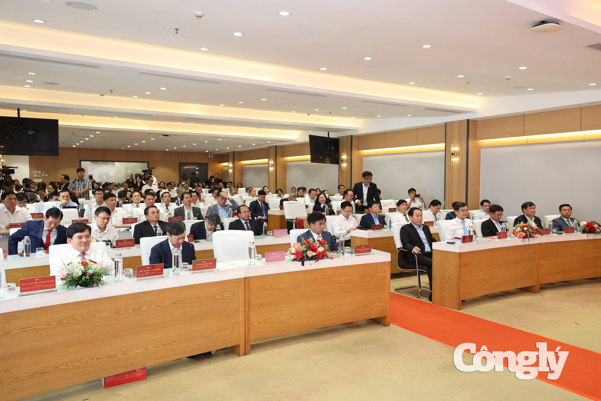 Đại biểu tham dự hội nghị