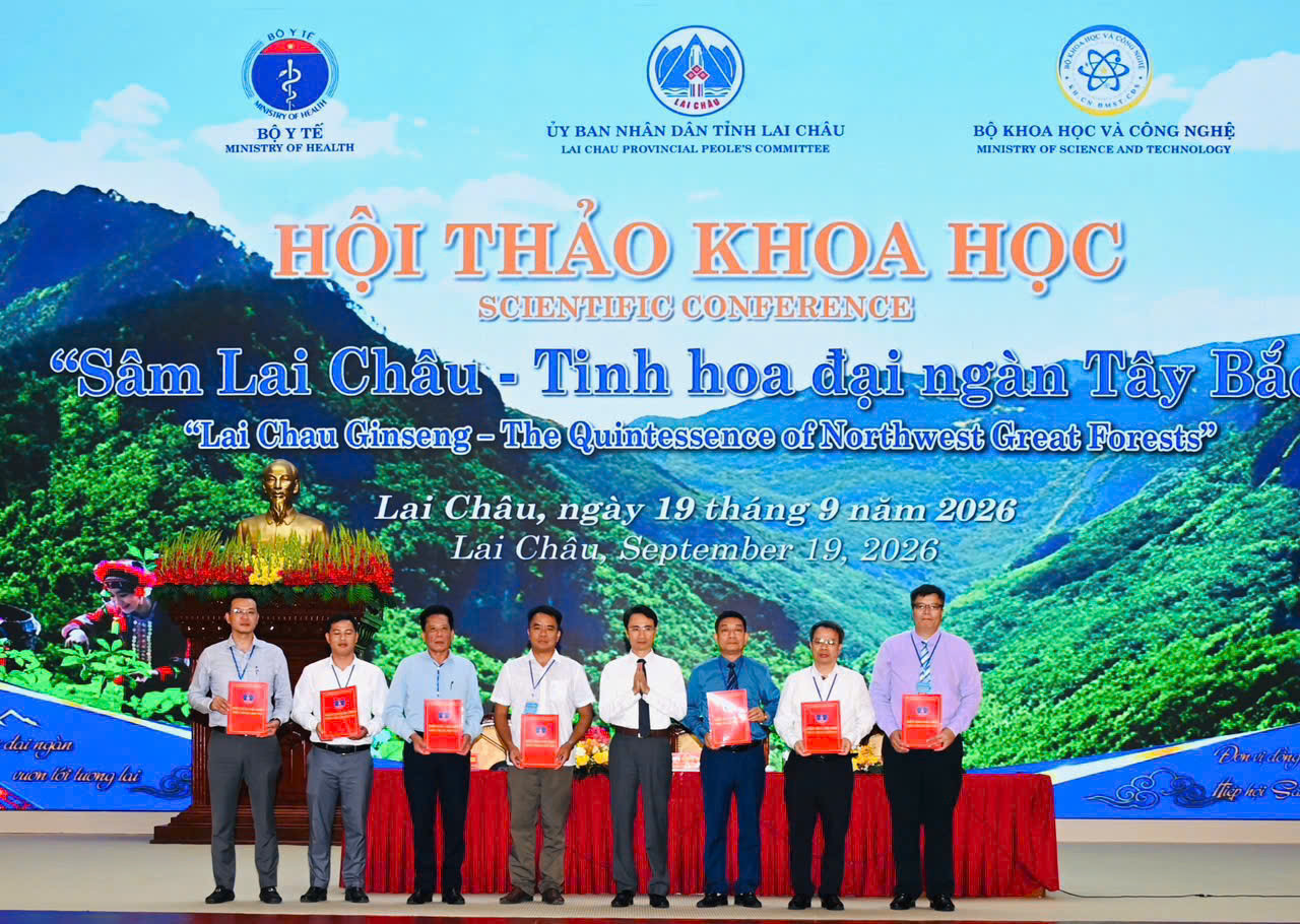 Lãnh đạo UBND tỉnh Lai Châu trao biên bản ghi nhớ hợp tác với các nhà đầu tư.