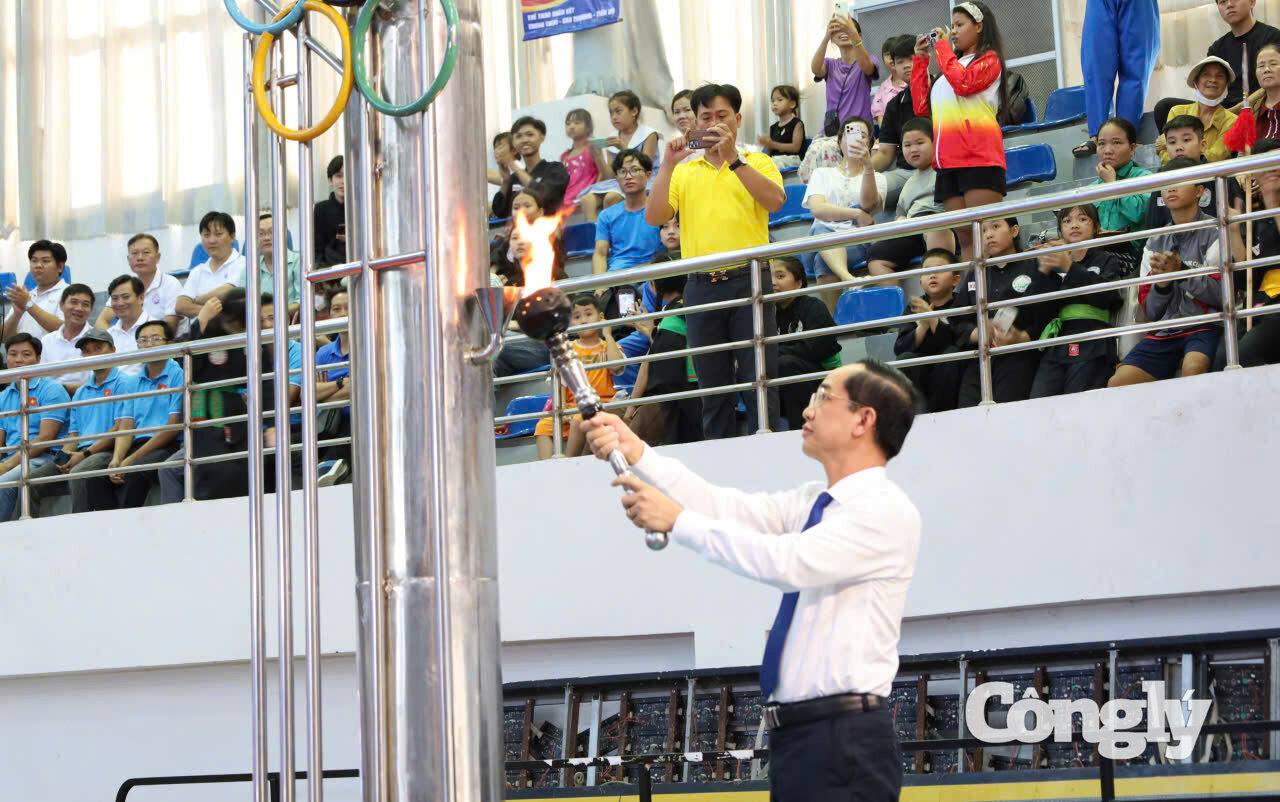 Ông Hồ Thanh Thủy - Phó Bí thư Tỉnh ủy, Chủ tịch Ủy ban MTTQVN tỉnh Cà Mau thắp đuốc khai mạc Đại hội