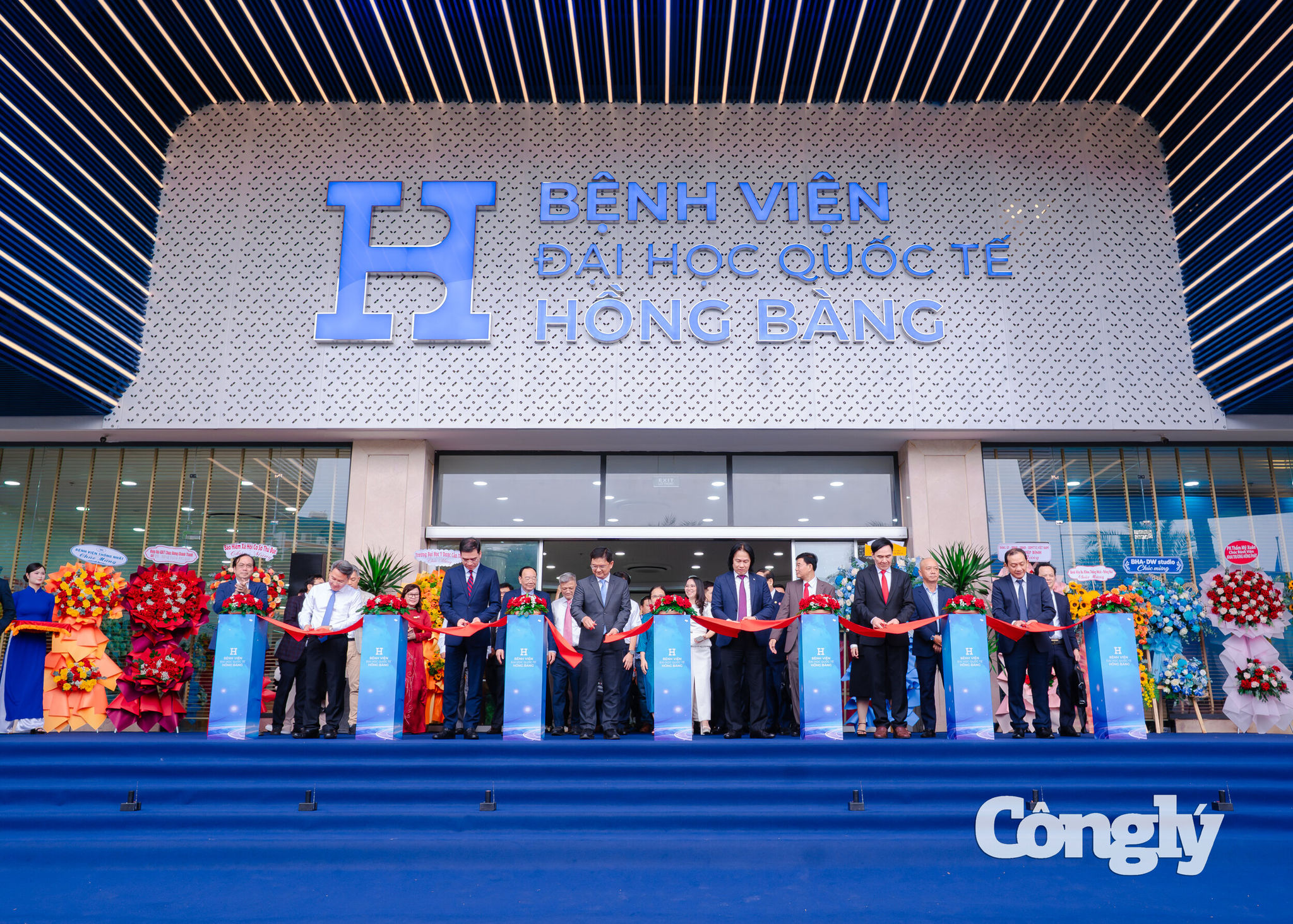 Phó Chủ tịch UBND TPHCM Nguyễn Mạnh Cường, lãnh đạo Tập đoàn NHG, HIU Hospital và các đại biểu cắt băng khánh thành Bệnh viện Đại học Quốc tế Hồng Bàng (1)