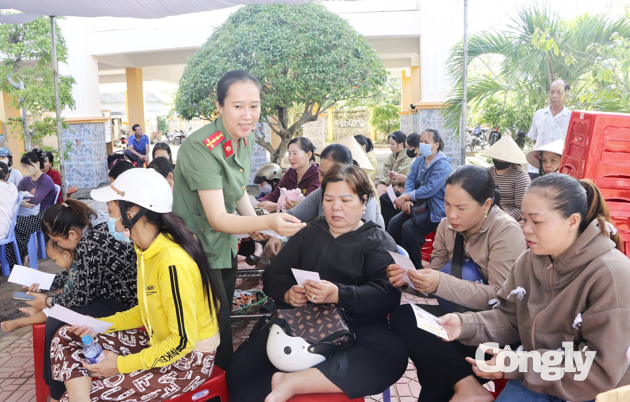 Cán bộ Phòng An ninh mạng phát tờ rơi cho phụ huynh học sinh về biện pháp bảo vệ trẻ em trước các thủ đoạn thao túng bắt cóc online