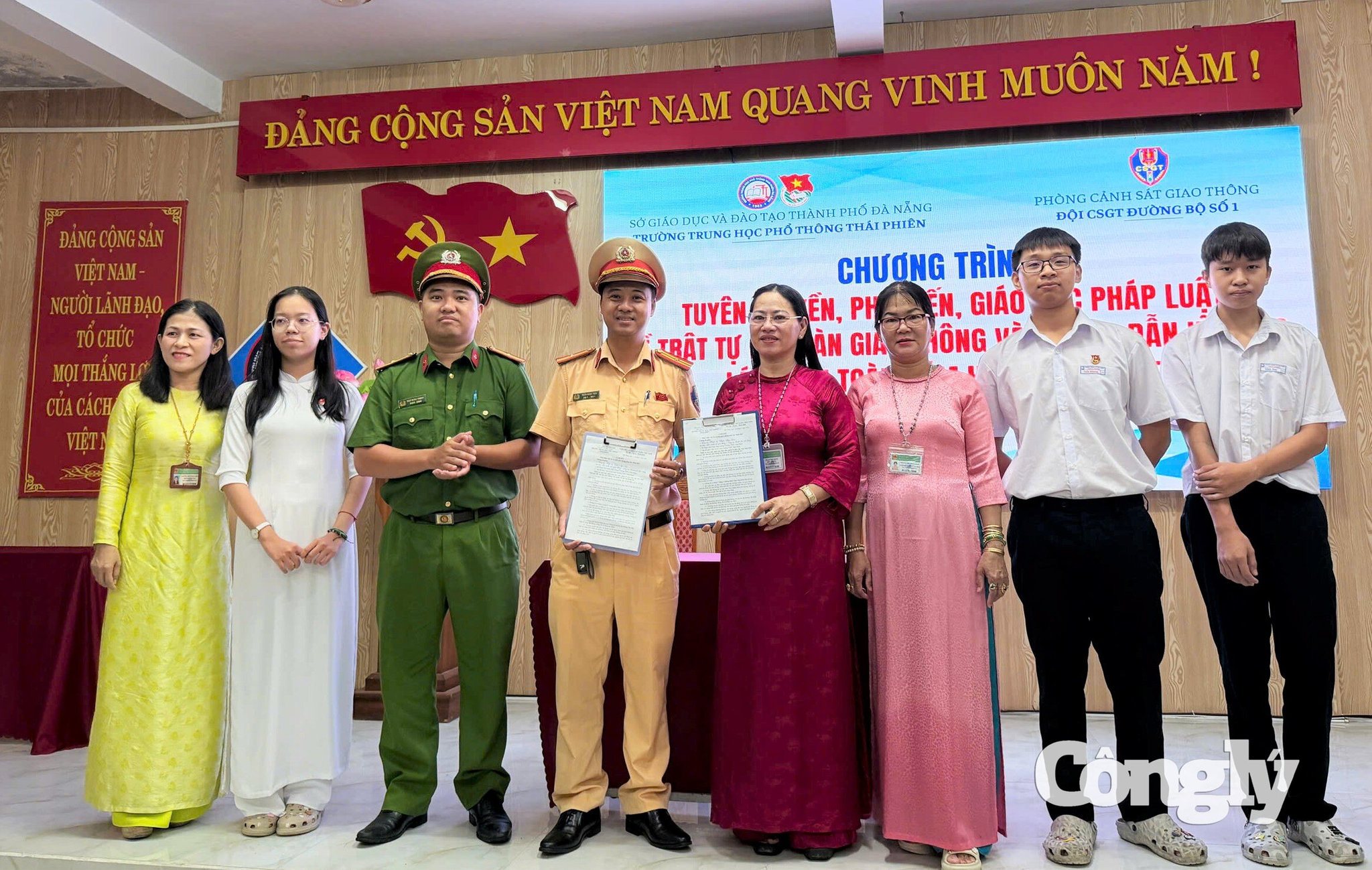 Đại diện Trường THPT Thái Phiên và học sinh ký cam kết chấp hành các quy định về trật tự, an toàn giao thông.