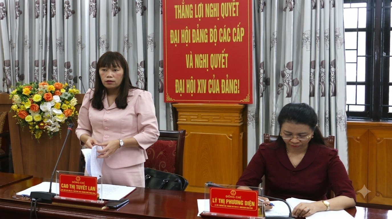 Đồng chí Cao Thị Tuyết Lan, Ủy viên Ban Thường vụ Tỉnh ủy, Phó Chủ tịch Thường trực HĐND tỉnh phát biểu ý kiến tại phiên họp