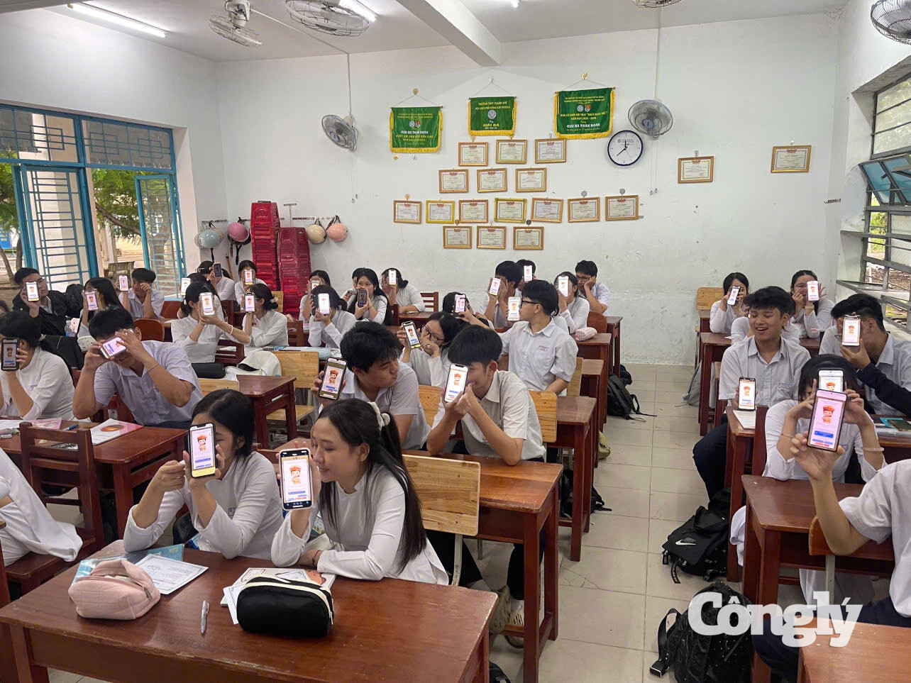 Học sinh quét mã QR khảo sát kiến thức về luật TTATGT